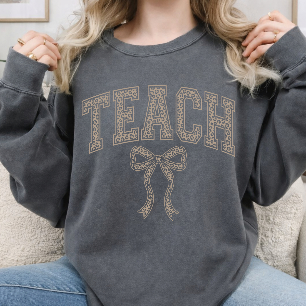 Teach Bow Animal Print - Sweatshirt